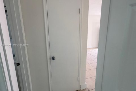Villa ou maison à louer à Miami, Floride: 2 chambres, 130.43 m2 № 2076059 - photo 19