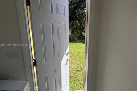 Villa ou maison à louer à Miami, Floride: 2 chambres, 130.43 m2 № 2076059 - photo 12