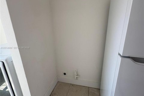 Villa ou maison à louer à Miami, Floride: 2 chambres, 130.43 m2 № 2076059 - photo 23