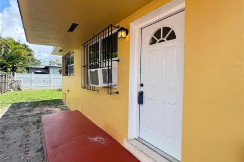 Villa ou maison à louer à Miami, Floride: 2 chambres, 130.43 m2 № 2076059 - photo 4