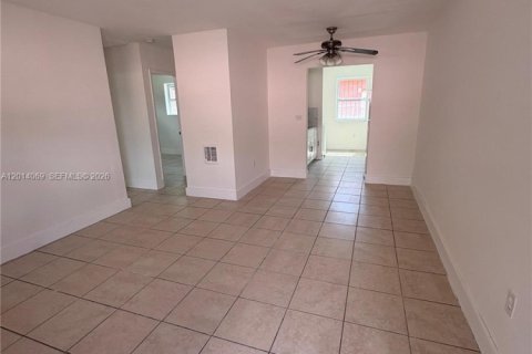 Villa ou maison à louer à Miami, Floride: 2 chambres, 130.43 m2 № 2076059 - photo 5
