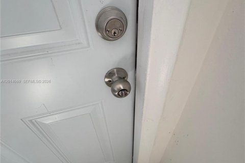 Villa ou maison à louer à Miami, Floride: 2 chambres, 130.43 m2 № 2076059 - photo 13