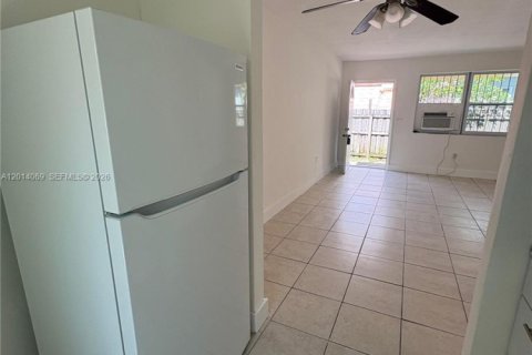 Villa ou maison à louer à Miami, Floride: 2 chambres, 130.43 m2 № 2076059 - photo 8