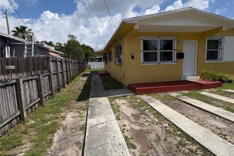 Villa ou maison à louer à Miami, Floride: 2 chambres, 130.43 m2 № 2076059 - photo 2