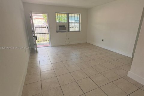Villa ou maison à louer à Miami, Floride: 2 chambres, 130.43 m2 № 2076059 - photo 6