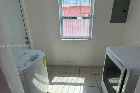 Villa ou maison à louer à Miami, Floride: 2 chambres, 130.43 m2 № 2076059 - photo 9