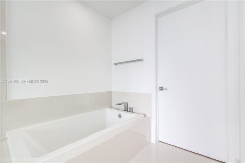 Condominio en alquiler en Miami, Florida, 3 dormitorios, 177.81 m2 № 2007010 - foto 24