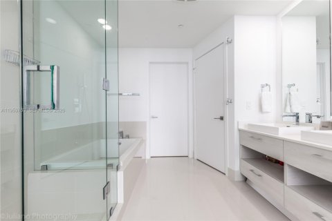 Condominio en alquiler en Miami, Florida, 3 dormitorios, 177.81 m2 № 2007010 - foto 21