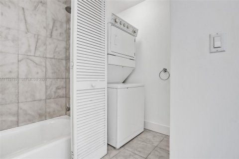 Condominio en venta en Miami, Florida, 1 dormitorio, 78.97 m2 № 1990303 - foto 16