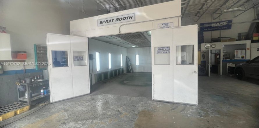 Commercial property in Davie, Florida № 2046339