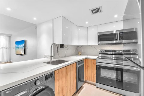 Condominio en venta en Miami Beach, Florida, 1 dormitorio, 79.15 m2 № 2007468 - foto 8