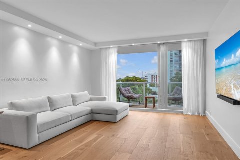 Condominio en venta en Miami Beach, Florida, 1 dormitorio, 79.15 m2 № 2007468 - foto 3