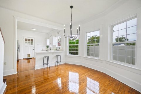 House in Lakeland, Florida 5 bedrooms, 222.97 sq.m. № 2259107 - photo 9
