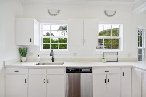 House in Lakeland, Florida 5 bedrooms, 222.97 sq.m. № 2259107 - photo 13