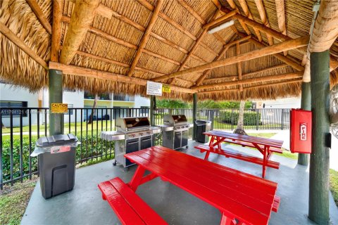 Condominio en venta en Pinecrest, Florida, 1 dormitorio, 62.43 m2 № 1711140 - foto 11