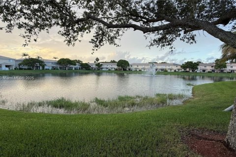 House in Tamarac, Florida 3 bedrooms, 122.17 sq.m. № 1954040 - photo 18