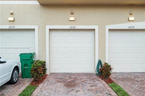 House in Tamarac, Florida 3 bedrooms, 122.17 sq.m. № 1954040 - photo 7