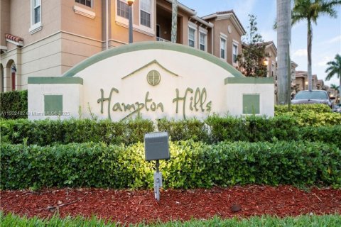 House in Tamarac, Florida 3 bedrooms, 122.17 sq.m. № 1954040 - photo 1