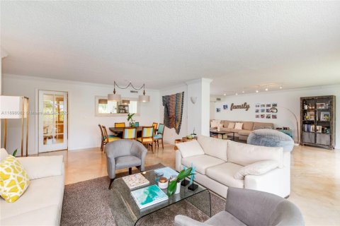 Condominio en alquiler en Key Biscayne, Florida, 3 dormitorios, 200.2 m2 № 1952032 - foto 1