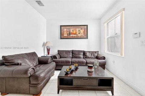 Снять в аренду таунхаус в Хомстед, Флорида 4 спальни, 163.97м2, № 1991019 - фото 7