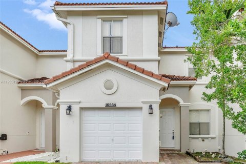 Снять в аренду таунхаус в Хомстед, Флорида 4 спальни, 163.97м2, № 1991019 - фото 1