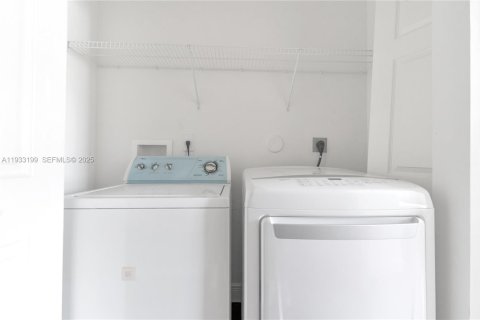 Снять в аренду таунхаус в Хомстед, Флорида 4 спальни, 163.97м2, № 1991019 - фото 17