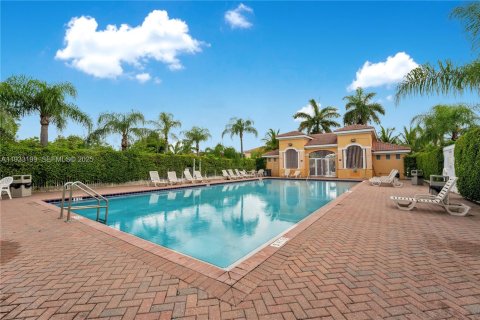 Снять в аренду таунхаус в Хомстед, Флорида 4 спальни, 163.97м2, № 1991019 - фото 2