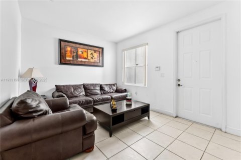 Снять в аренду таунхаус в Хомстед, Флорида 4 спальни, 163.97м2, № 1991019 - фото 4