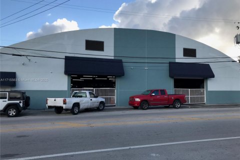 Immobilier commercial à vendre à Miami, Floride № 1985299 - photo 2