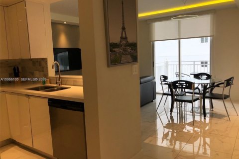 Condominio en alquiler en Miami, Florida, 1 dormitorio, 59.46 m2 № 2026465 - foto 2
