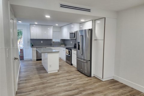 Copropriété à louer à Hialeah, Floride: 2 chambres, 95.13 m2 № 1966272 - photo 1