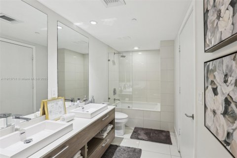 Condominio en venta en Miami, Florida, 1 dormitorio, 64.94 m2 № 2038068 - foto 20
