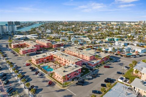 Condo in Saint Pete Beach, Florida, 2 bedrooms  № 1517368 - photo 27