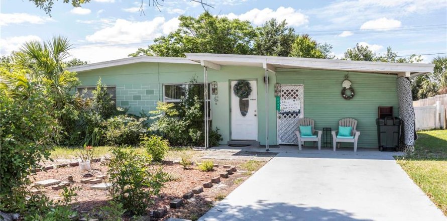 House in New Port Richey, Florida 2 bedrooms, 69.12 sq.m. № 2098975