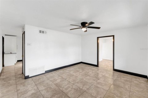 House in Longwood, Florida 4 bedrooms, 142.42 sq.m. № 1618110 - photo 5