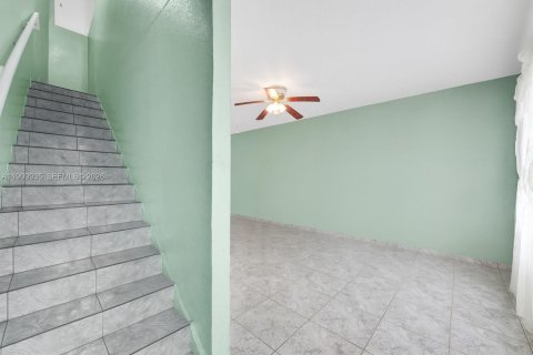 Townhouse in Miami, Florida 2 bedrooms, 86.4 sq.m. № 2082174 - photo 11