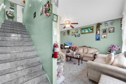 Townhouse in Miami, Florida 2 bedrooms, 86.4 sq.m. № 2082174 - photo 13