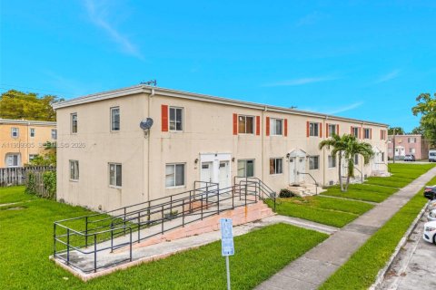 Townhouse in Miami, Florida 2 bedrooms, 86.4 sq.m. № 2082174 - photo 4