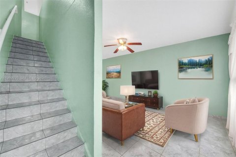 Townhouse in Miami, Florida 2 bedrooms, 86.4 sq.m. № 2082174 - photo 12