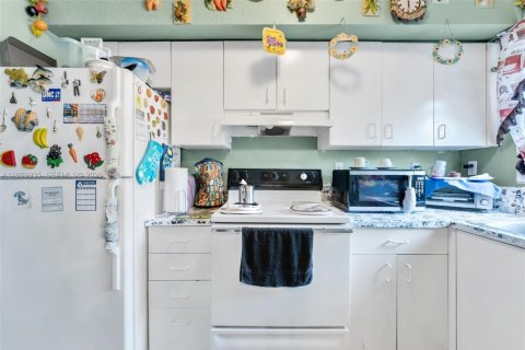Townhouse in Miami, Florida 2 bedrooms, 86.4 sq.m. № 2082174 - photo 26