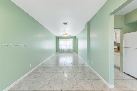 Townhouse in Miami, Florida 2 bedrooms, 86.4 sq.m. № 2082174