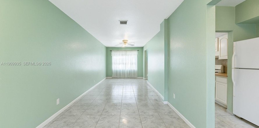 Townhouse in Miami, Florida 2 bedrooms, 86.4 sq.m. № 2082174