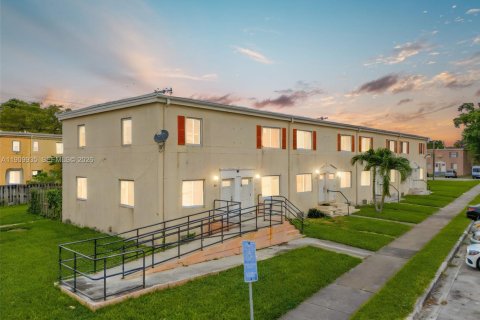 Townhouse in Miami, Florida 2 bedrooms, 86.4 sq.m. № 2082174 - photo 2