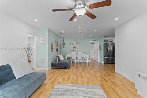 House in Hollywood, Florida 3 bedrooms, 118.64 sq.m. № 2244138 - photo 6