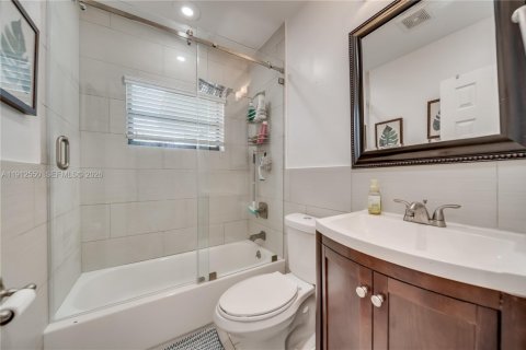 House in Hollywood, Florida 3 bedrooms, 118.64 sq.m. № 2244138 - photo 18
