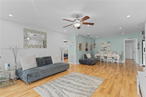 House in Hollywood, Florida 3 bedrooms, 118.64 sq.m. № 2244138 - photo 5