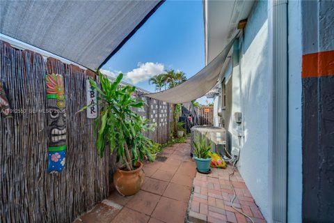 House in Hollywood, Florida 3 bedrooms, 118.64 sq.m. № 2244138 - photo 30
