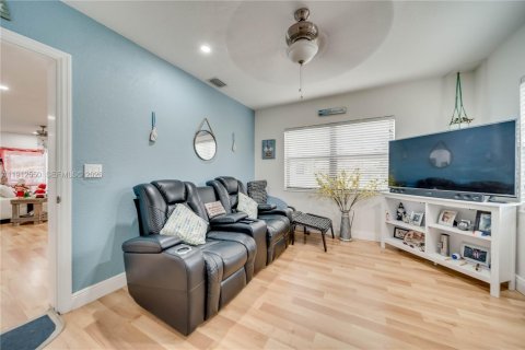 House in Hollywood, Florida 3 bedrooms, 118.64 sq.m. № 2244138 - photo 23
