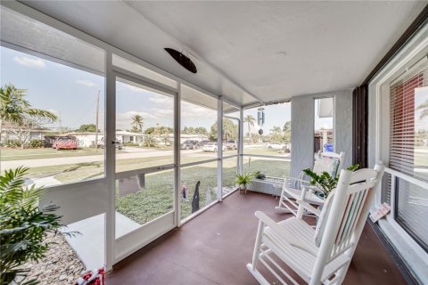 House in Hollywood, Florida 3 bedrooms, 118.64 sq.m. № 2244138 - photo 3