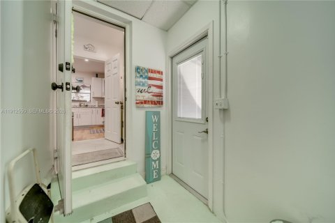 House in Hollywood, Florida 3 bedrooms, 118.64 sq.m. № 2244138 - photo 26